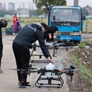 植保用上科技手段！嘉定農(nóng)民應(yīng)用無人機(jī)