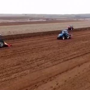 無(wú)人駕駛、無(wú)人機(jī)......智能高科技成了春耕新“標(biāo)配”