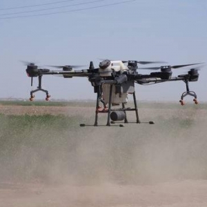 烏蘇：農(nóng)民種地有“神器” 植保無(wú)人機(jī)顯身手