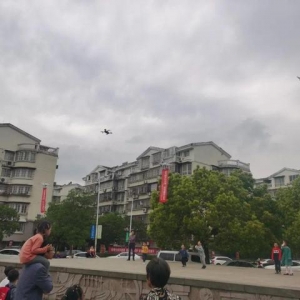 硬核！寧波這個社區(qū)上空5架無人機盤旋喊話 內(nèi)容是……