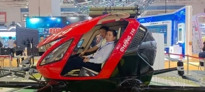 國內(nèi)首款載人無人機亮相，可在600米高空進行消防作業(yè)