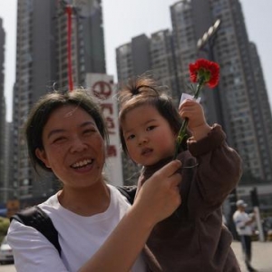 母親節(jié)，洛陽10000支康乃馨通過無人機派送到媽媽手中