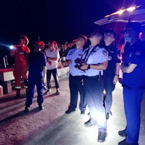 漢中一村民被困山中，警用無人機(jī)顯威將群眾救出