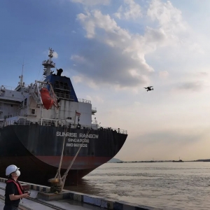 江蘇碼頭登輪檢驗(yàn)人員利用無人機(jī)進(jìn)行水尺檢測(cè)