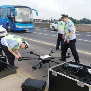 鎮(zhèn)江新區(qū)交警首次使用無人機開展勘查工作