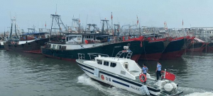 防御臺風(fēng) 康森三亞陵水利用無人機(jī)督促漁民回港上岸避風(fēng)