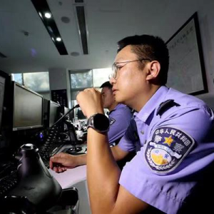 小長假前一天 上海閔行警方無人機(jī)巡航保障交通秩序