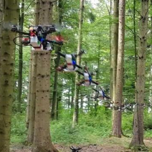 無人機(jī)現(xiàn)在可以以每小時 40 公里的速度飛越森林 跑和躲 人類 ...